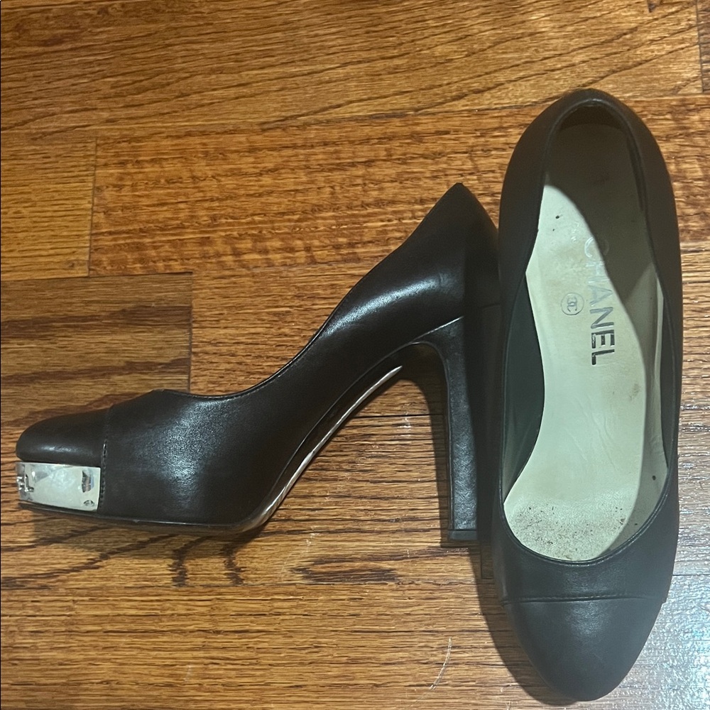 CHANEL Black Leather Cap Toe classic Heels 39 USA 8.5